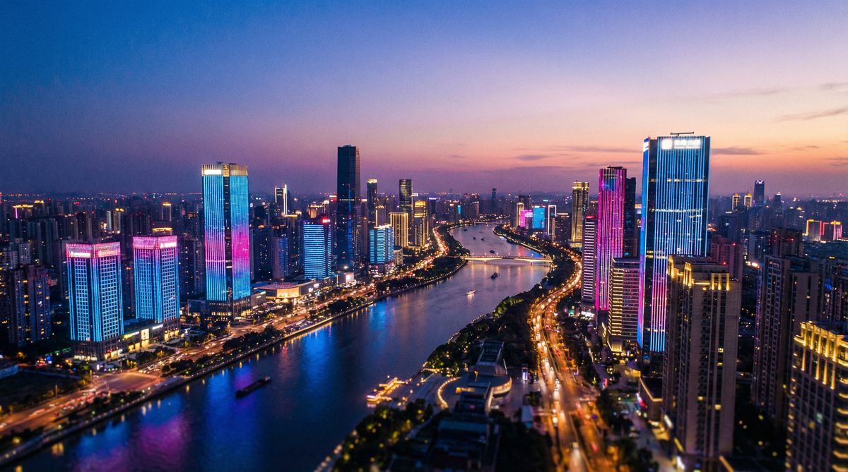 捷克街头城市夜景航拍视频